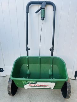 Scott’s Turf Builder Classic Dropper / Seeder