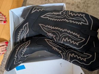 New women's cowboy boots size 10 paid 70