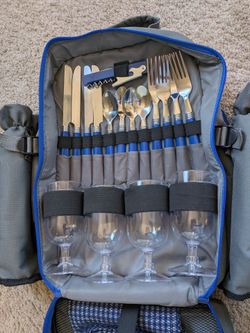 Picnic backpack with place settings for four