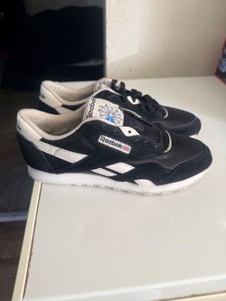 Women Classic Reebok (Black)  Size 8 $20