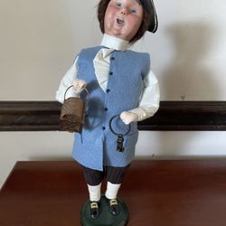 BYERS CHOICE CAROLER!!!  EXCELLENT CONDITION!!!  MUST SEE!!!  RETAILS FOR 115.00  RETIRED!!!  WOW  JUST $15.00