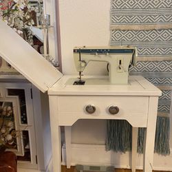 Vintage SINGER Sewing Machine 
