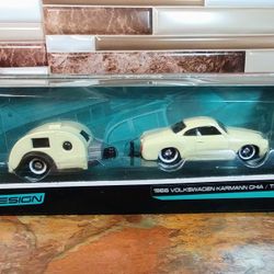 Maisto Design • Tow & Go • 1966 Volkswagen Karmann Chia / Travel Trailer • 8-Yrs. + . 2020- Maisto.