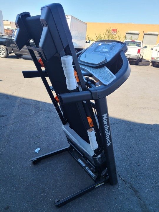 Nordictrack C700 / Proform Trainer 9.0 Treadmill with 10 incline for Sale in Las Vegas, NV