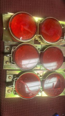 Two trailer lights, nonpowered, reflection lights