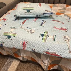 Airplane quilt comforter with two shams $20 or best offer brand new never been used. I just laid it on the bed to show you full size.