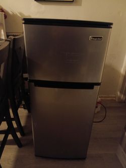 Magic Chef 4.5 Cu. Ft. Mini Fridge with Freezer – Excellent Condition