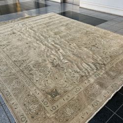 Gorgeous Handknotted Wool Area Rug. Like New! 