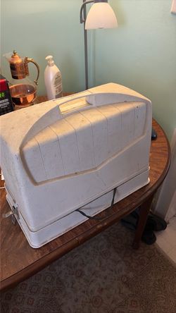 Vintage White brand “dressmaster” vintage sewing machine was carrying case