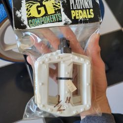 NOS GT VP-912 Pedals White 1/2