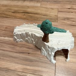 Thomas Trackmaster Snow Storm Adventure 1 piece with falling tree feature 2009 Rare Toys R Us Exclusive Toy bridge with a white rocky base and a green