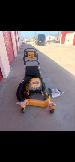 28 in. 224cc Gas Self-Propelled Lawn Mower
