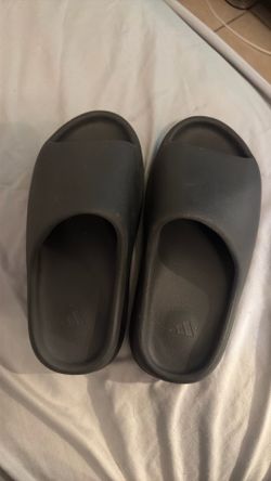 Women’s Yeezys size 8