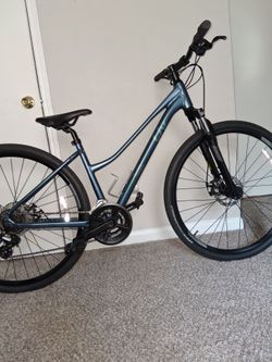 GIANT ROVE 4 MOUNTAIN BIKE SMALL FRAME 700X42C