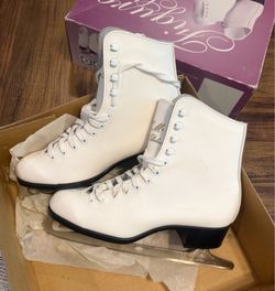 Vintage White CCM size 8 Lace-Up Ladies Ice Skates NEW in Original Box