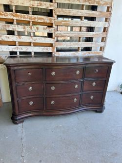 Dresser