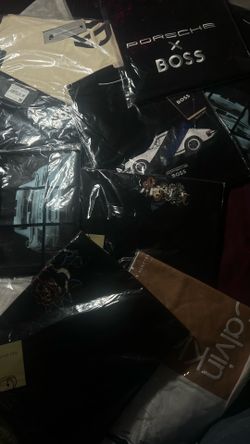 Multiple shirts available https://offerup.com/redirect/?o=RWwxNi5ib3V0aXF1ZQ==!