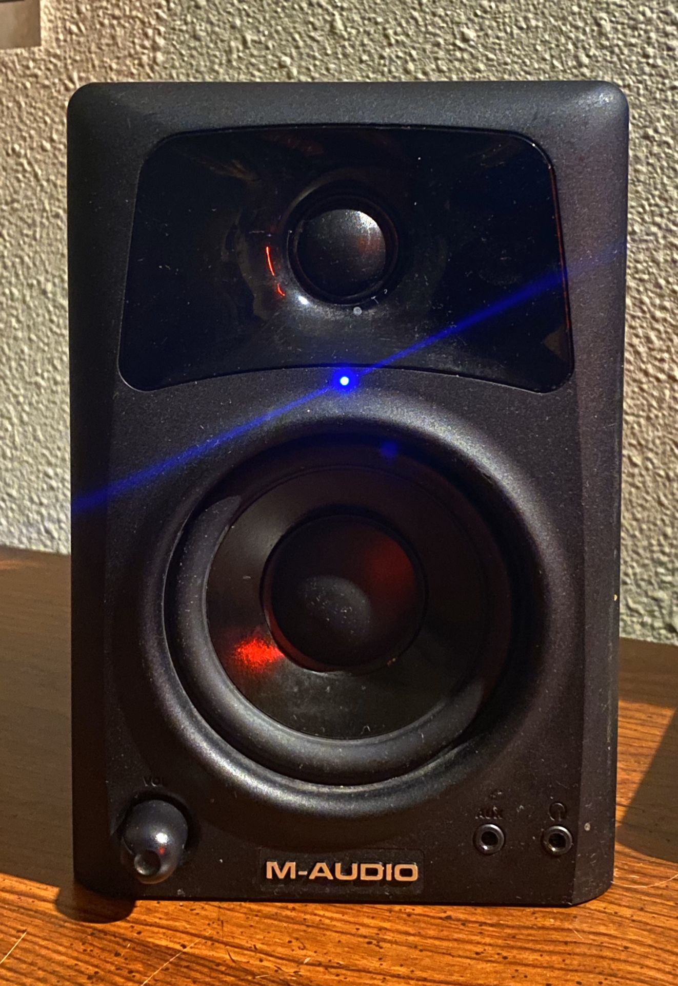 (TWO) M AUDIO AV32 SPEAKERS