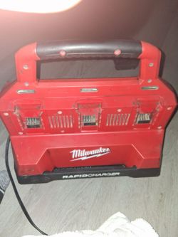 Milwaukee Rapid Charger Multi-Bay Battery Charger