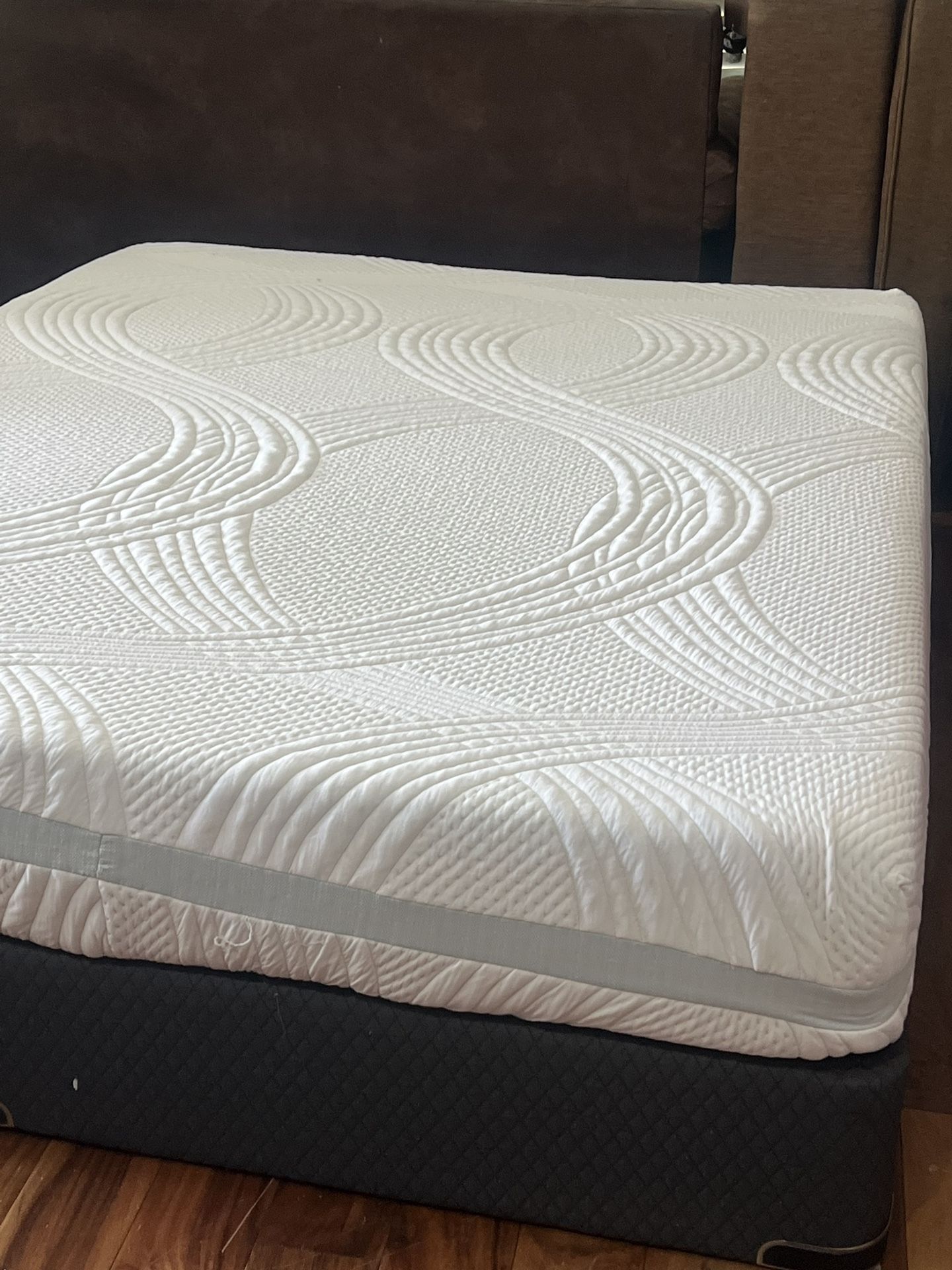 USED QUEEN SIZE MEMORY FOAM MATTRESS WITH BOX SPRING DELIVERY 🚚 AVAILABLE