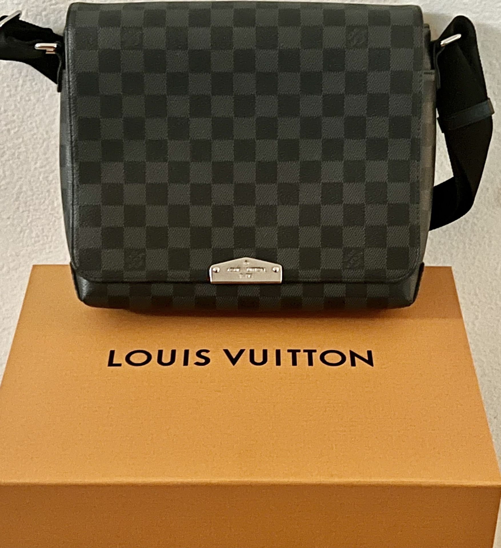 Louis Vuitton District PM Messenger for Sale in Seattle, WA - OfferUp