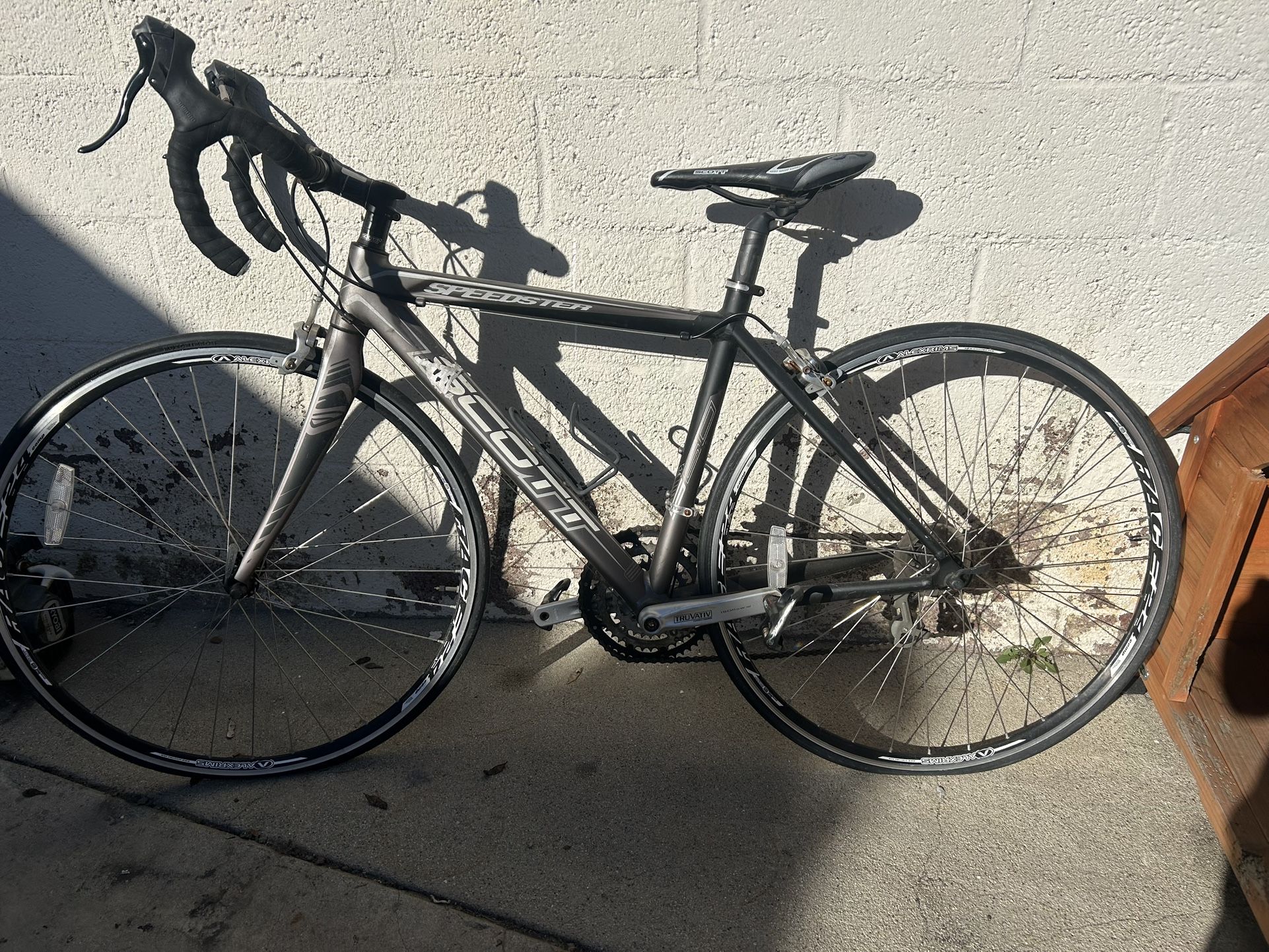 Fuji Aluminum Road Bike – Smooth Ride – Great Condition