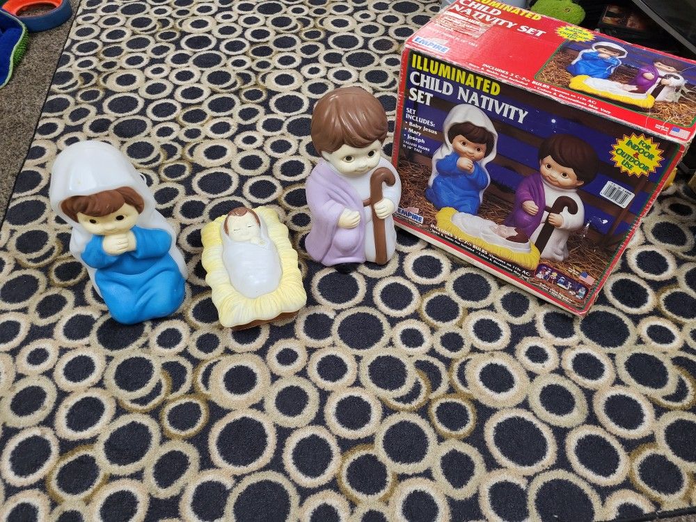 Vintage Empire Illuminated Child Nativity Set