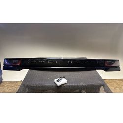 2018-2019-2020-2021-2022-2023 LAND RANGE ROVER VELAR CENTER TAIL LIGHT OEM