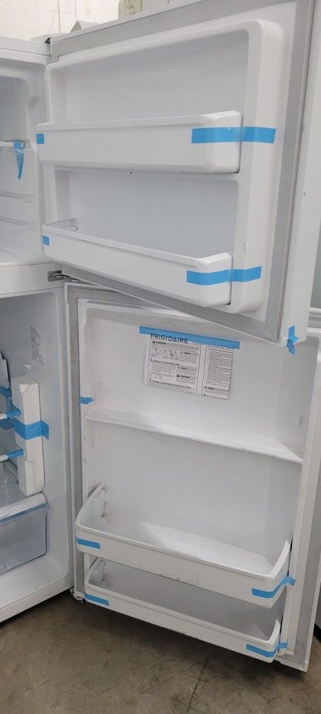 28 W Frigidaire Refrigerator Top Bottom