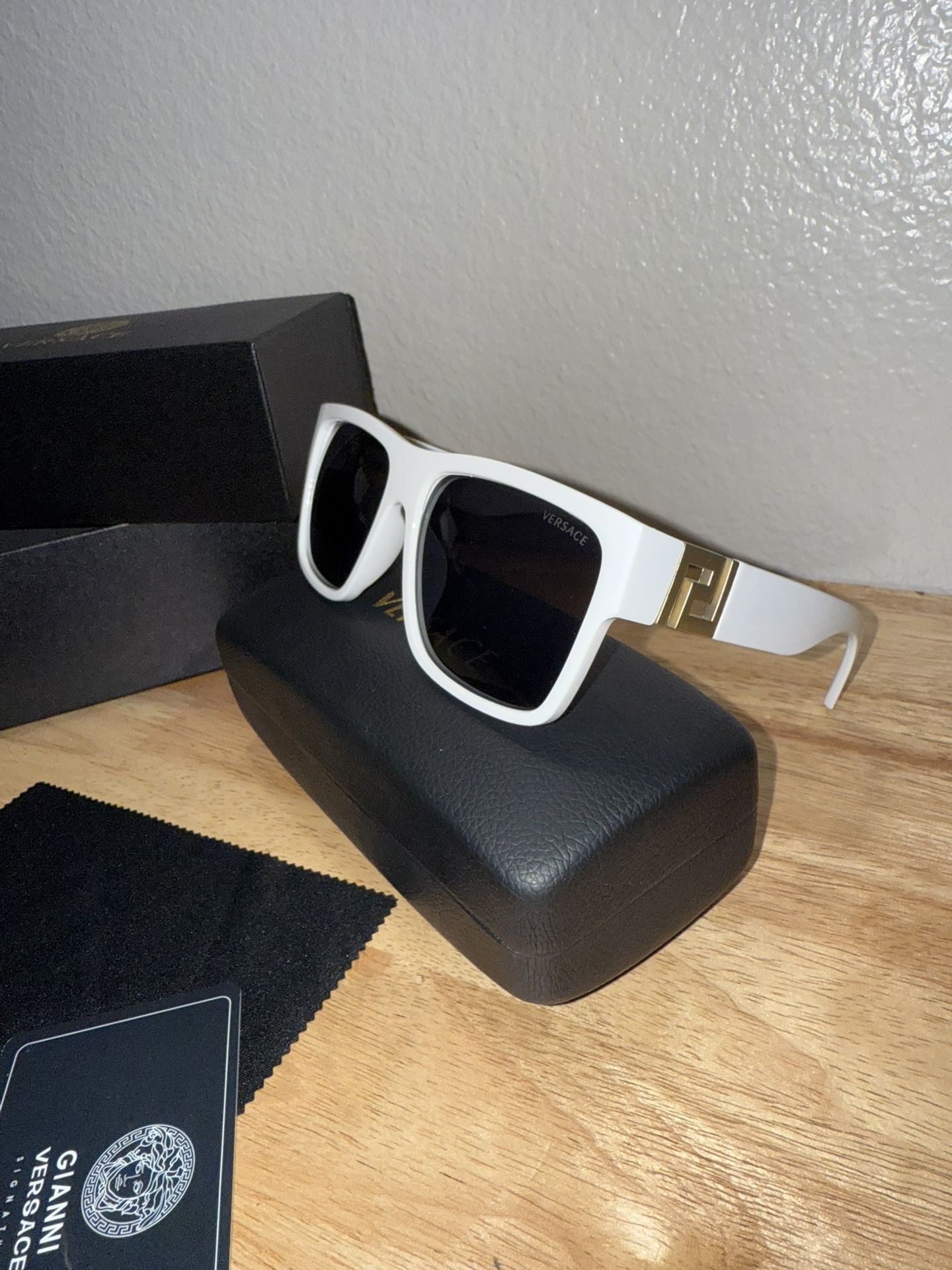 Sunglasses/Luxury Eyewear