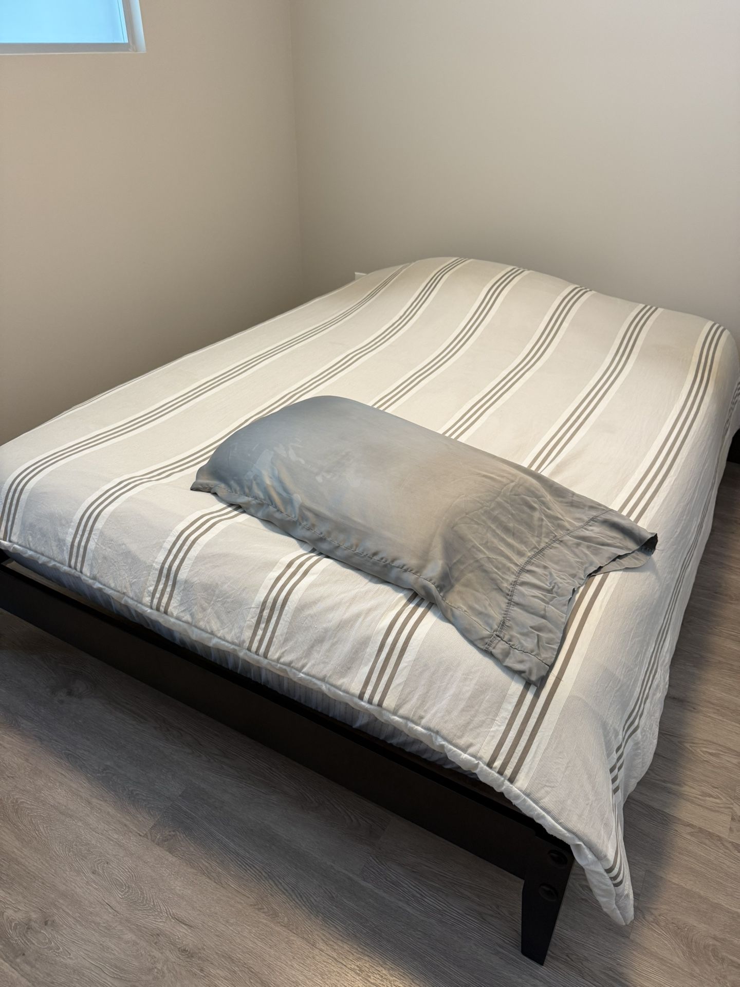 🛏️ Queen Bed Frame + Mattress - FREE PICK UP