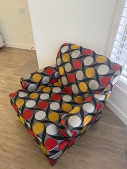 Stylish Patterned Accent Chair + Decorative Pillow – Pickup Only