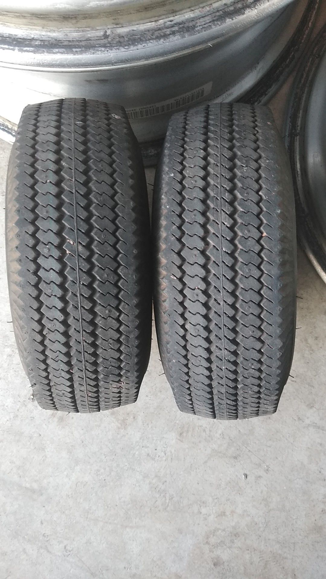 Small tire's full of air great shape size 4.10/3.50-4 en buenas condiciones llantas
