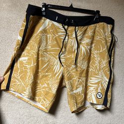 Vuori Peak Board Shorts 7” Mens 40?? Yellow