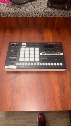 Roland Verselab MV-1 Music Production Workstation 
