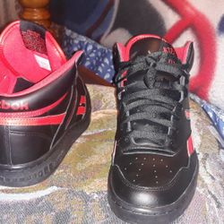 REEBOK SNEAKERS SIZE  9  RED/ BLACK 