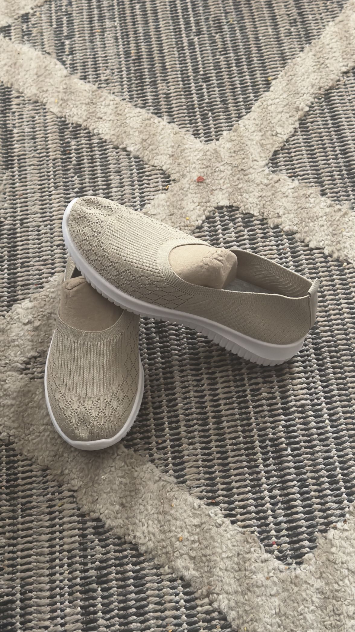 WOMENS BEIGE MESH FABRIC SHOES IN A US SIZE 9 BRAND NEW LIGHT AND COMFORTABLE FOR ALL DAY WEAR