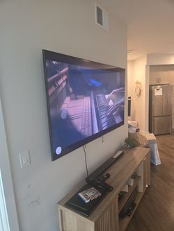 Samsung 6 Seies 70 Inches TV With SOUND BAR