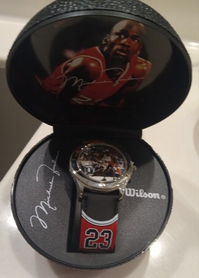 100% AUTHENTIC VINTAGE Wilson MICHAEL JORDAN 1997 CHICAGO BULLS Classic Silver Face Collector's Wrist Watch BRAND NEW w/Signature Basketball $50 FIRM