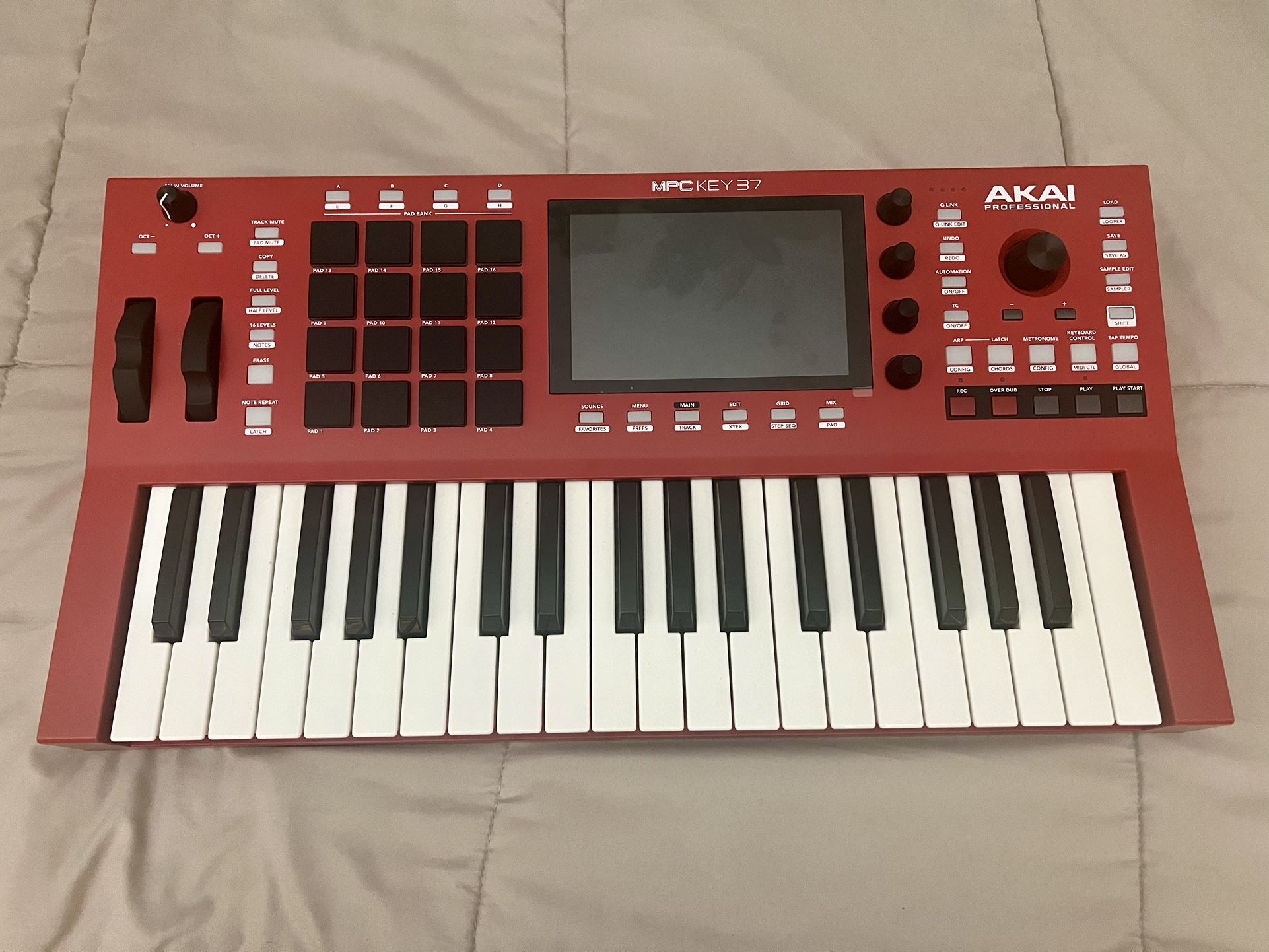 AKAI MPC KEY 37 MUSIC PRODUCTION WORKSTATION