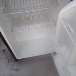 MAGIC CHEF REFRIGERATOR SLIVER IT WORK 