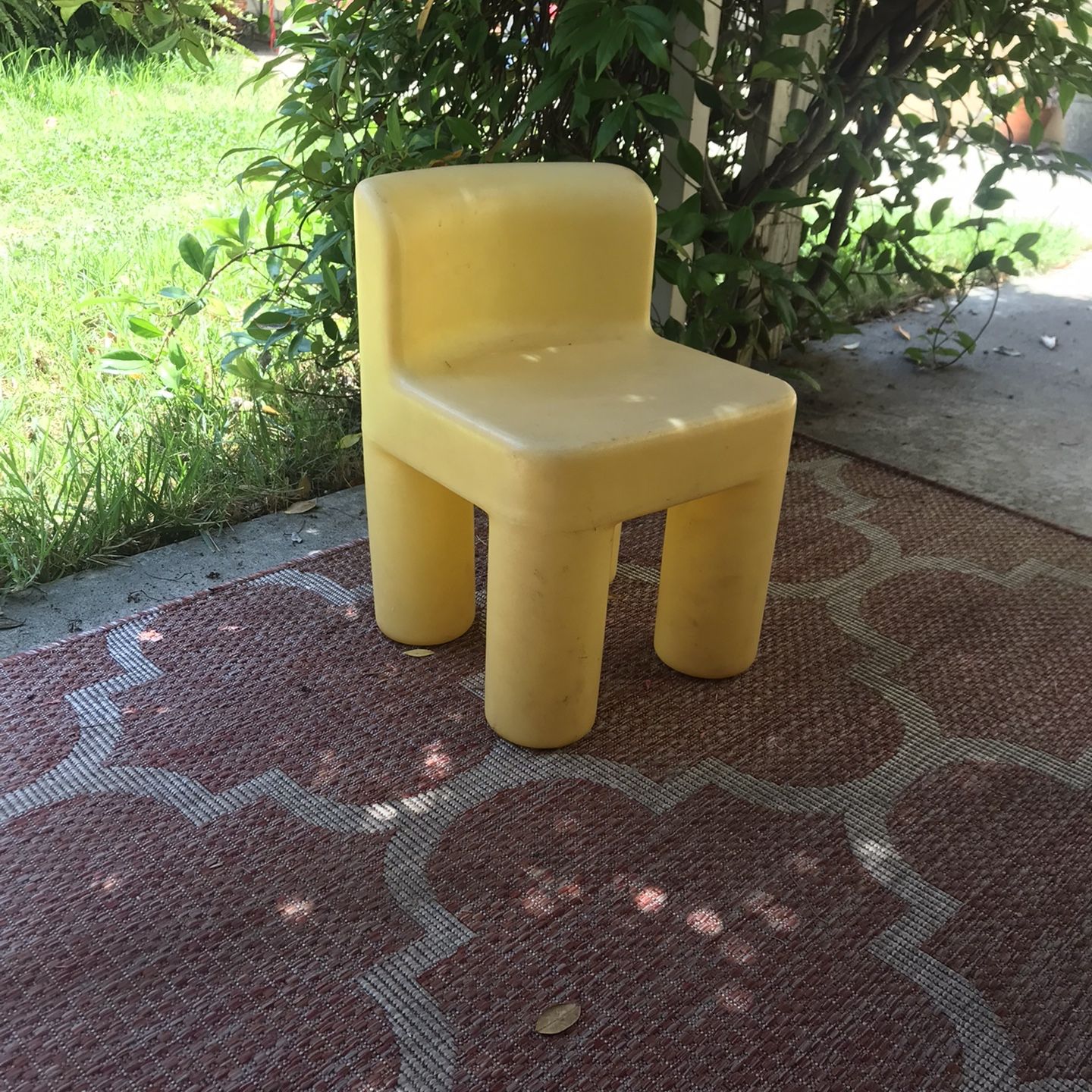 Little tikes yellow chair hotsell