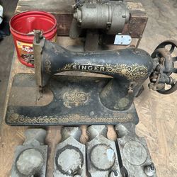 Antique Singer Hand Crank Sewing Machine – Early 1900s