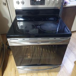 4 Yr Old, Frigidaire Gallery Series 5 Burner Dual Function Self Cleaning Oven W/ Convection And Airfryer