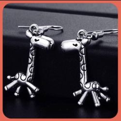 New Whimsical Unique Cute Giraffe 🦒 Earrings   Absolutely Adorable