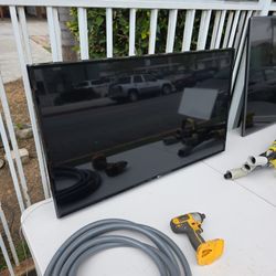 LG 43in TV With Wall Mount 