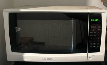 Insignia 0.7 Cu. Ft. Compact Microwave, white