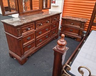 Kng Sz Bd St With Base Good Condition