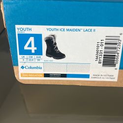 New Never Worn Girls Size 4 Waterproof Snow Boots