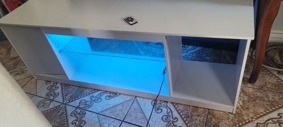 Mueble blanco para TV con luces d colores tiene control luce muy bonito de noche